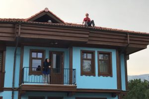 Bursa'da &ccedil;atıda mahsur kalan kırlangıcın imdadına NAK yetişti