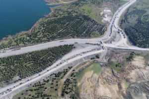 Kilometrelerce hafriyat kamyonu kuyruğu havadan g&ouml;r&uuml;nt&uuml;ledi