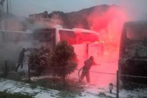 Ka&ccedil;ak&ccedil;ılar, 4 yolcu otob&uuml;s&uuml;n&uuml; benzin d&ouml;kerek yaktı