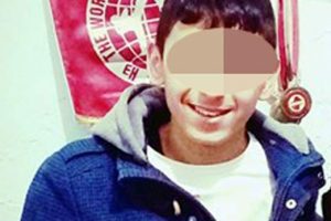 &Ouml;ğretmene kızdı, 2'nci kattaki sınıftan atladı
