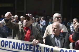 Yunanistan'da emekliler maaş kesintisine karşı y&uuml;r&uuml;d&uuml;