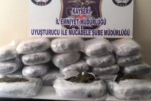 Kamyonetten 66 kilo esrar &ccedil;ıktı