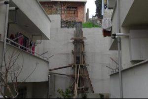 İstinat duvarı kayınca 28 daireli iki bina boşaltıldı