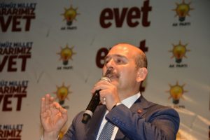 Bakan Soylu g&ouml;zyaşlarını tutamadı