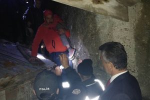 &Ccedil;orum'da kayalıklara sıkışan 2 &ccedil;ocuk kurtarıldı