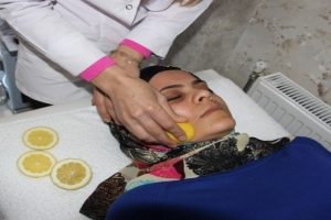 Cilt rengini limonla iki ton a&ccedil;mak m&uuml;mk&uuml;n