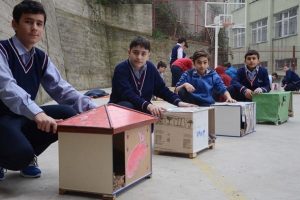 &Ouml;ğrencilerden sokak hayvanlarına sıcak yuva