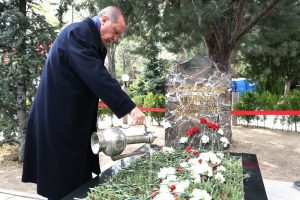 Erdoğan'dan T&uuml;rkeş'in mezarına s&uuml;rpriz ziyaret