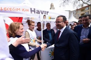 Bakan Bozdağ 'hayır' &ccedil;adırını ziyaret etti