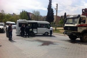 &Ouml;ğrenci servisi beton pompasıyla &ccedil;arpıştı