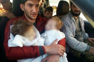 İkiz &ccedil;ocuklarını kendi elleriyle defnetti
