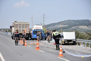 Otomobilden yola savruldu, tırın altında can verdi