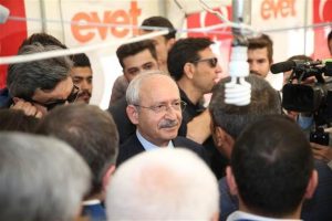 CHP lideri Kılı&ccedil;daroğlu, 'evet' &ccedil;adırını ziyaret etti