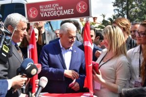 Başbakan MHP'nin 'evet' standını ziyaret etti