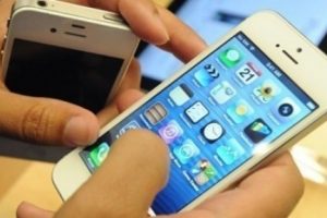 Akıllı telefonlar camlarını kendi tamir edecek!