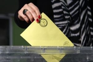 KKTC'de referandum i&ccedil;in oy verme işlemi başladı
