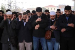 İdlip'te &ouml;lenler i&ccedil;in gıyabi cenaze namazı kılındı