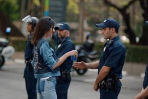 Kendall Jenner'lı Pepsi reklamı geri &ccedil;ekildi