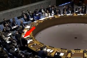 BMGK'da ilgin&ccedil; an: Rus temsilci koşarak &ccedil;ıktı