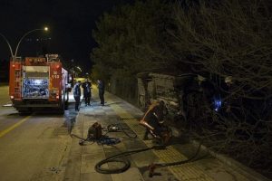Alev alan otomobildeki s&uuml;r&uuml;c&uuml;y&uuml; vatandaşlar kurtardı