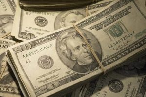 Dolar tutanaklar sonrası 3.71'i aştı