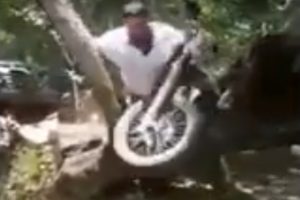 Motosikletiyle hava atmak isterken...