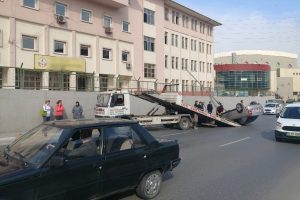 Otomobil okul duvarına &ccedil;arptı