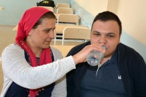 Engelli oğlunu okulda da yalnız bırakmıyor