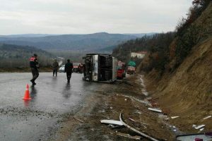 Yolcu midib&uuml;s&uuml; devrildi: 1 &ouml;l&uuml;, 9 yaralı
