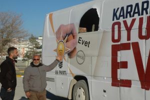 AK Parti'nin se&ccedil;im otob&uuml;s&uuml;ne taşlı saldırı