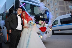 Muavinin gelin arabası otob&uuml;s&uuml; oldu