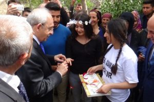 Gen&ccedil; &ccedil;iftin y&uuml;z&uuml;klerini Kılı&ccedil;daroğlu taktı