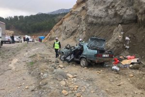 Kayganlaşan yol &ouml;l&uuml;m getirdi: 1 &ouml;l&uuml;, 4 yaralı