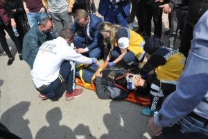 CHP Bursa Milletvekili İrgil yaralı gence m&uuml;dahale etti