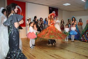 &Ccedil;&ouml;pten topladıkları malzemelerle defile yaptılar