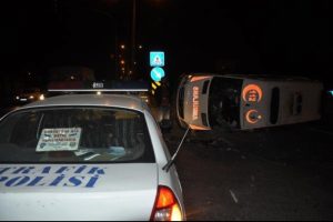 Ambulans ile otomobil &ccedil;arpıştı: 4 yaralı