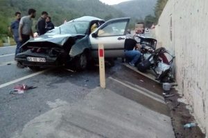 Otomobilde sıkışan kadın 1 saat sonra kurtarıldı
