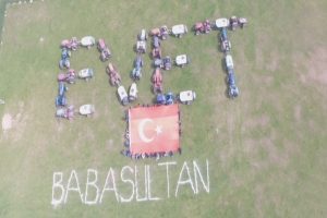 Bursa'da trakt&ouml;rlerle "evet" yazıp g&ouml;ky&uuml;z&uuml;nden poz verdiler