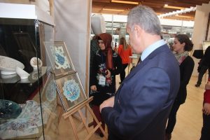 Bursa İl Milli Eğitim M&uuml;d&uuml;r&uuml;, el sanatları fuar alanını ziyaret etti