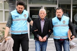 Ayakkabılarıyla yatan arkadaşını bı&ccedil;akladı