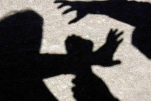 Tecav&uuml;ze direnince bı&ccedil;akladı! Savunması pes dedirtti