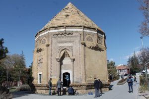 100 yıldır kapalı olan t&uuml;rbeler vatandaşlar i&ccedil;in a&ccedil;ıldı