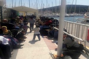 &Ccedil;eşme'de 60 ka&ccedil;ak yakalandı