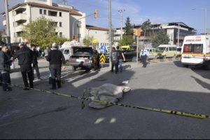 Gaziantep'te yaşanan kazada arka koltukta oturan kadın ara&ccedil;tan fırladı
