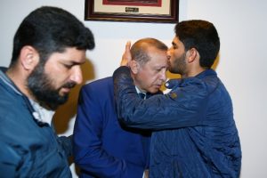 Cumhurbaşkanı Erdoğan ikizlerini kaybeden baba ile g&ouml;r&uuml;şt&uuml;