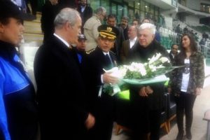 Bursaspor Kul&uuml;b&uuml; Başkanı Ay'dan, Emniyet M&uuml;d&uuml;r&uuml;ne plaket ve &ccedil;i&ccedil;ek