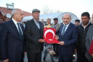 Bakan Işık'tan &Ouml;mer Halisdemir'in ailesine taziye ziyareti