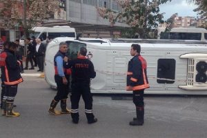 &Ouml;ğrenci servisi ile otomobil &ccedil;arpıştı: 20 yaralı