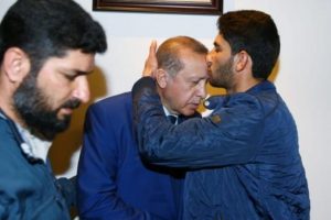 Cumhurbaşkanı Erdoğan'ı alnından &ouml;pt&uuml;
