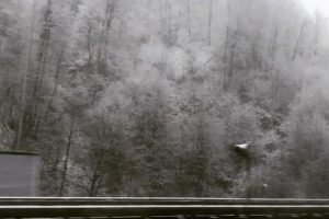 Şaşırtan hava! Kar yolları kapattı